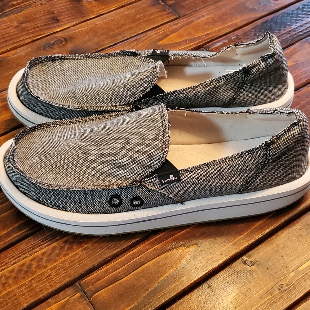 Like new SANUKS